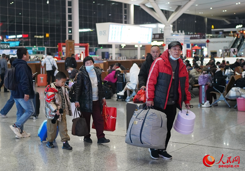 1月14日，深圳北站候車大廳，旅客提著大包小包的行李。人民網(wǎng) 江佳玲攝