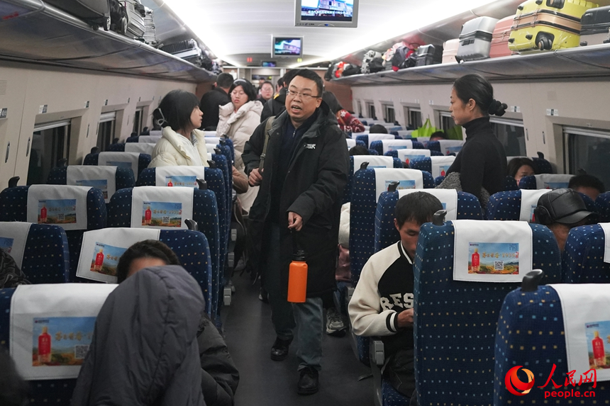 1月14日，深圳北站，旅客陸續(xù)登上開往西安北的G834次列車。人民網(wǎng) 江佳玲攝 